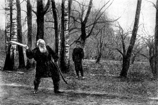 Лев Толстой играет в Ясной Поляне в городки